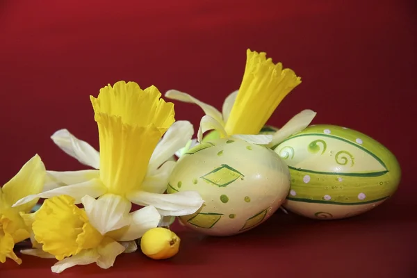 东部的水仙花和鸡蛋 — 图库照片