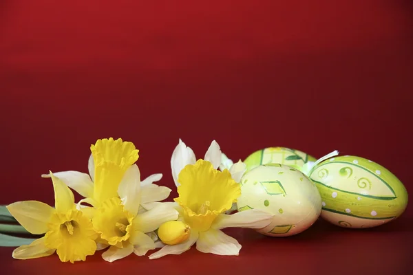 Ανατολική daffodils και αυγά — Φωτογραφία Αρχείου