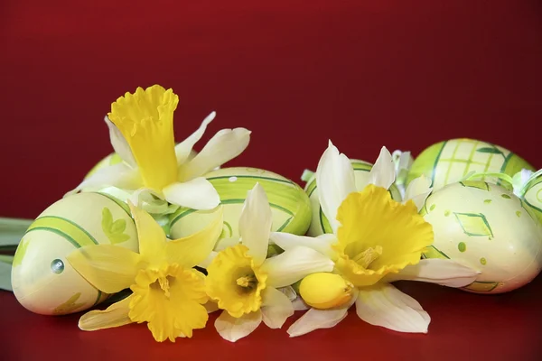 Eastern daffodils and eggs — Stock Photo, Image