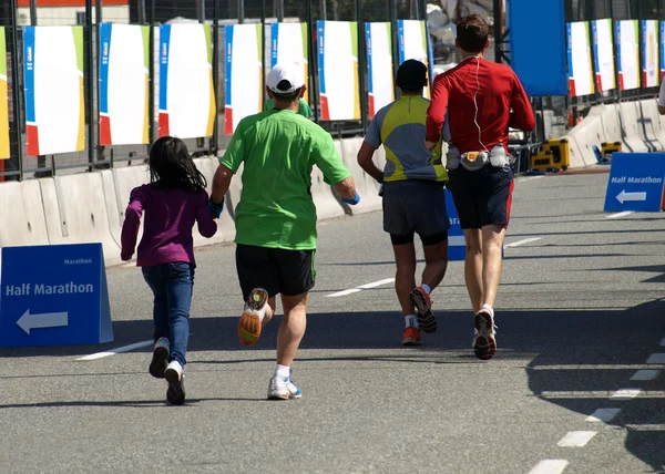 爸爸和女儿正在运行在马拉松的终点 — 图库照片