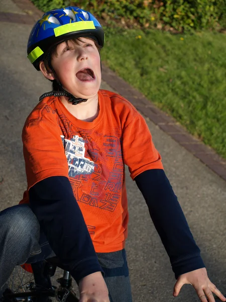 Engraçado menino na bicicleta com capacete — Fotografia de Stock