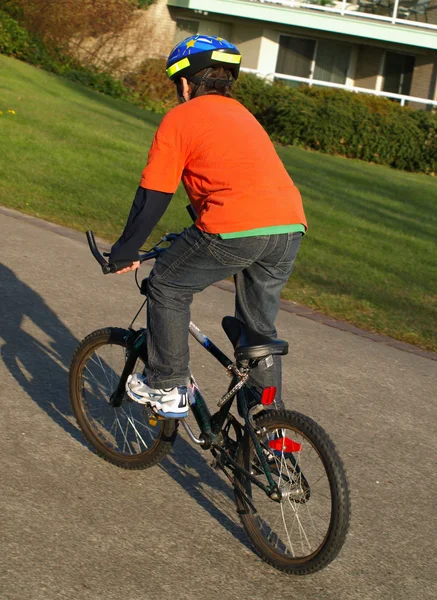 Chico divertido en la bicicleta con casco — Foto de Stock