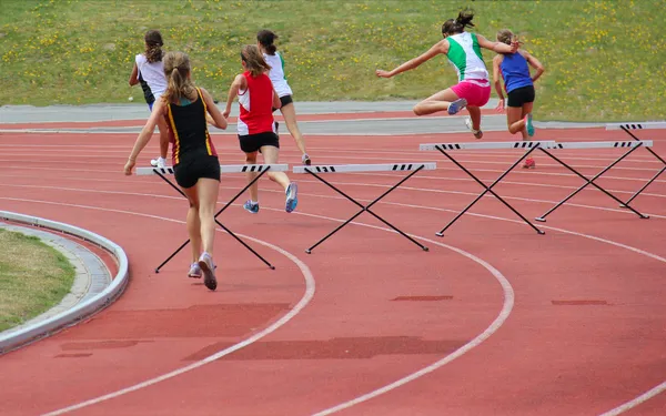 Chicas corriendo 200 metros obstáculos — Foto de Stock