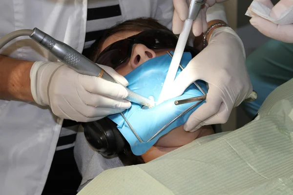 Niño en la clínica del dentista — Foto de Stock
