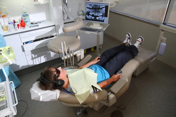 Мальчик в стоматологической клинике — стоковое фото
