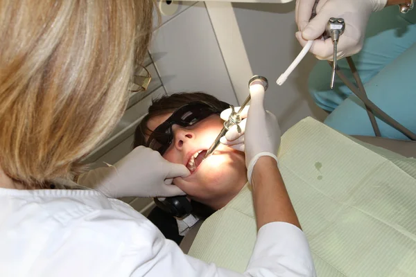 Jongen bij de kliniek van tandartsen — Stockfoto