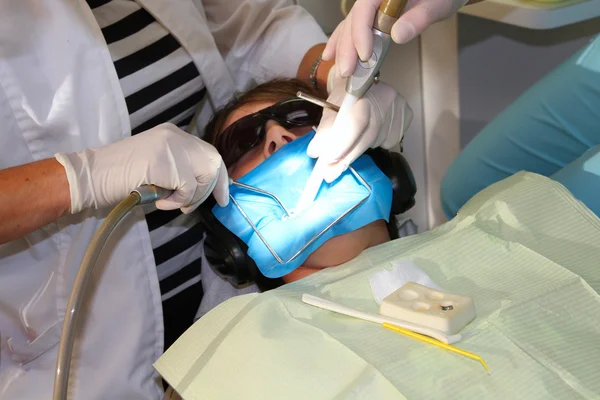 Jongen bij de kliniek van tandartsen — Stockfoto