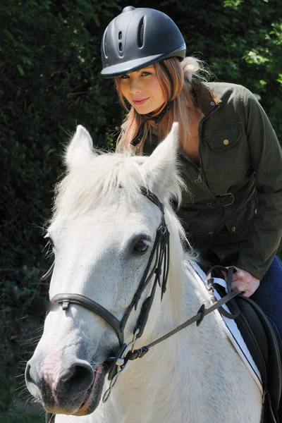 骑白马的女孩 — 图库照片