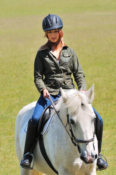 Девушка на белом коне — стоковое фото
