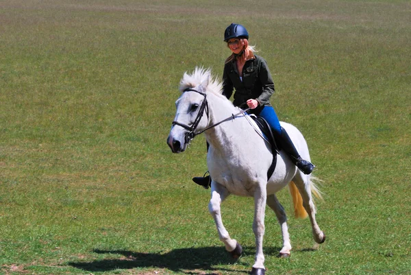 Κορίτσι με το άσπρο άλογο — Φωτογραφία Αρχείου
