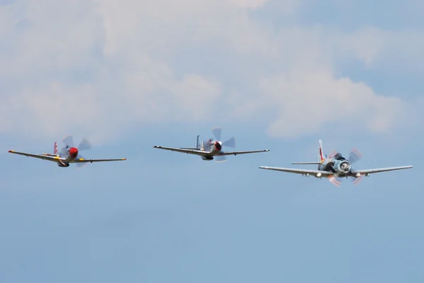 Tres aviones de guerra en vuelo — Foto de Stock