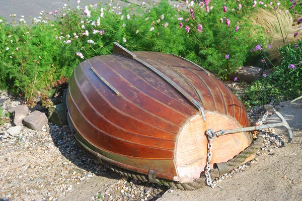 Overturned rowing boat — Stock Photo, Image