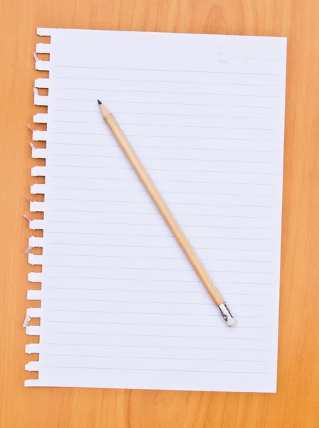 Livro branco e lápis sobre fundo de madeira — Fotografia de Stock