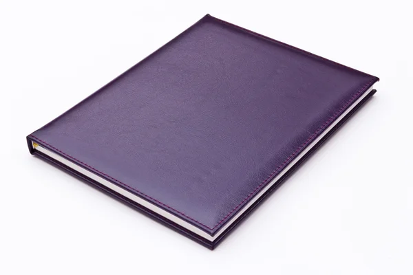 分離された紫色の革ノート — ストック写真