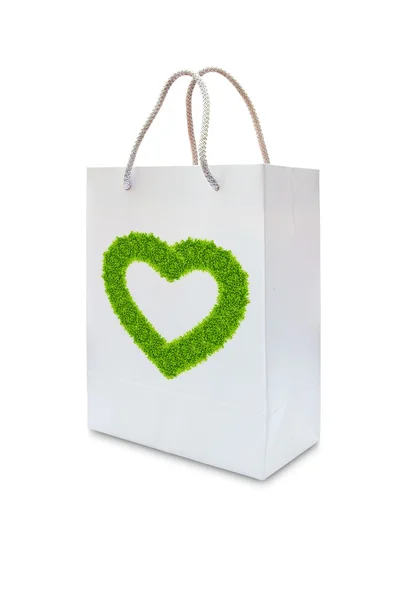 Grünes Gras Liebe Herz auf weißer Papiertüte isoliert — Stockfoto