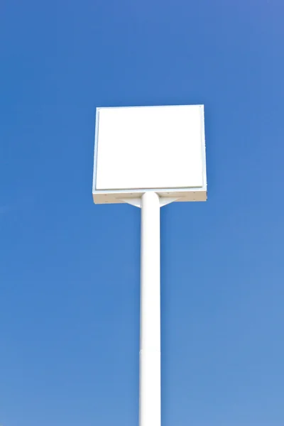 Sinal em branco contra o céu azul — Fotografia de Stock