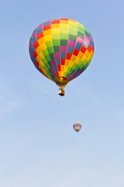 renkli sıcak hava balonu mavi gökyüzü