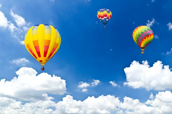Kleurrijke hete luchtballon tegen blauwe hemel — Stockfoto