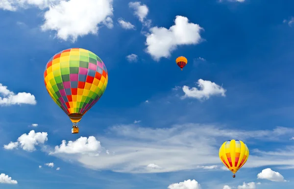 Kleurrijke hete luchtballon tegen blauwe hemel — Stockfoto