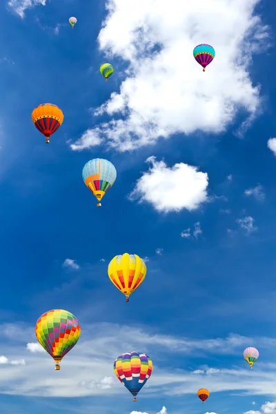 Colorful hot air balloon against blue sky — Stock Photo, Image