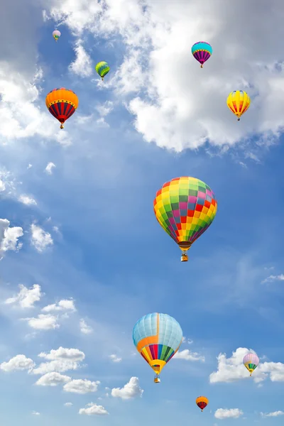 Renkli sıcak hava balonu mavi gökyüzü — Stok fotoğraf