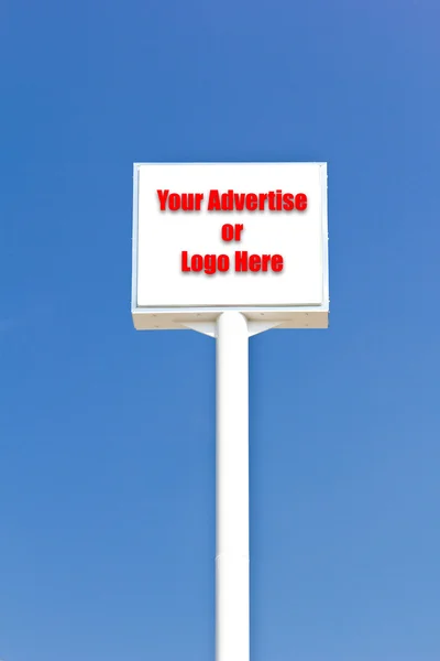 White blank sign against blue sky, useful for any advertise or l — Stock Photo, Image