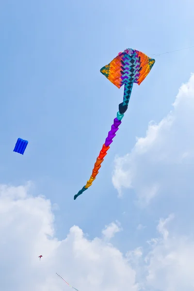 Raios coloridos pipa contra o céu azul — Fotografia de Stock