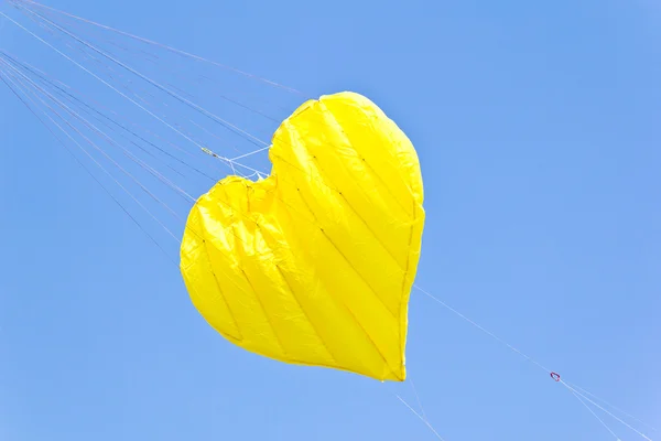 Love heart kite against blue sky — Stock Photo, Image
