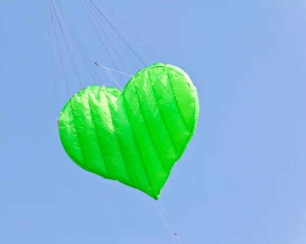 Cœur d'amour cerf-volant contre ciel bleu — Photo