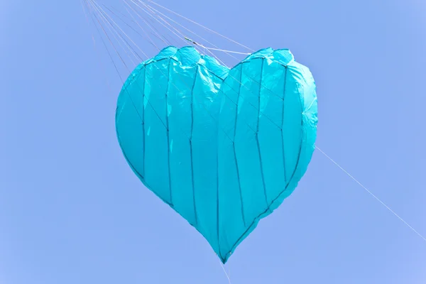 Liebe Herz Drachen gegen blauen Himmel — Stockfoto