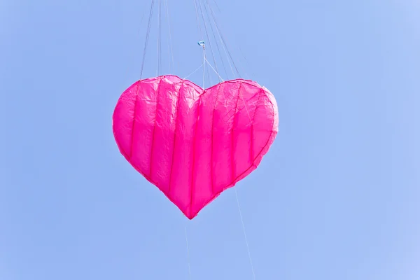 Amor coração pipa contra o céu azul — Fotografia de Stock