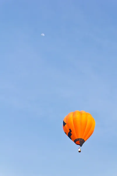 热气球对蓝蓝的天空 — 图库照片