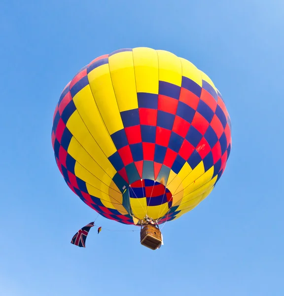 Bunter Heißluftballon gegen blauen Himmel — Stockfoto