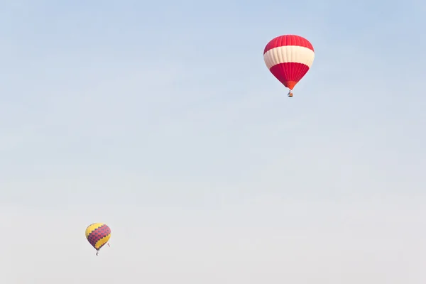 Luftballong mot blå himmel — Stockfoto