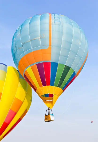 Bunter Heißluftballon gegen blauen Himmel — Stockfoto