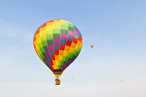 Színes hőlégballon kék ég ellen — Stock Fotó