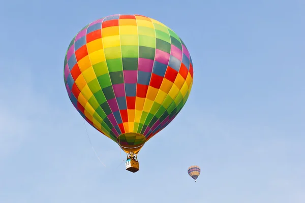 Renkli sıcak hava balonu mavi gökyüzü — Stok fotoğraf