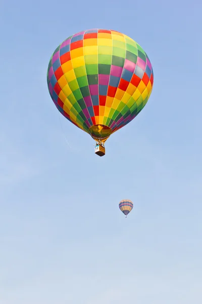 Globo de aire caliente colorido contra el cielo azul — Foto de Stock