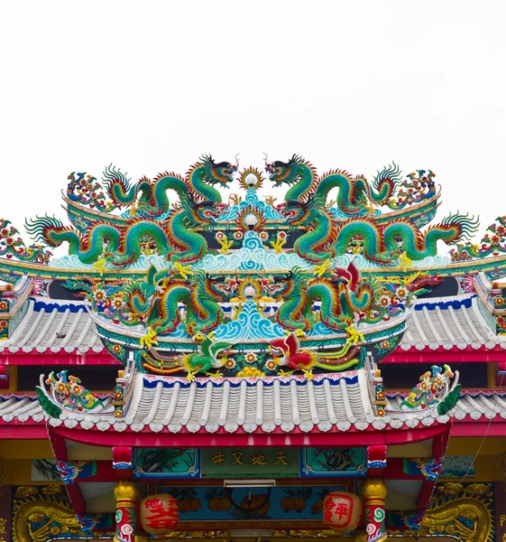 Ejderha heykeli Çin Tapınağı çatı üzerinde — Stok fotoğraf