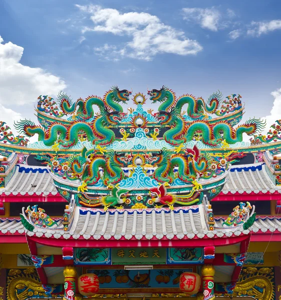 Posąg smoka na dachu świątyni chiński — Zdjęcie stockowe