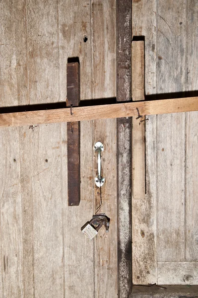 通过一块木门锁 — 图库照片