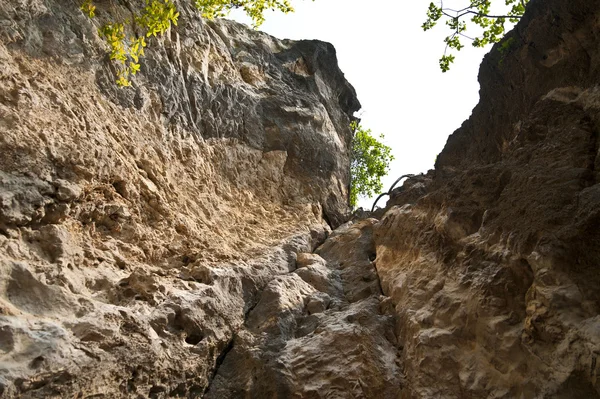 Dağ duvar dibinden yukarı bak — Stok fotoğraf