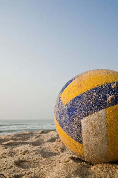 在海滩上的特写排球 免版税图库图片