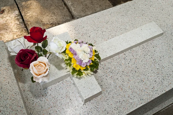 Fleur sur la croix au-dessus du cercueil — Photo