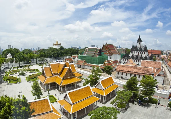 Sky view of Thai temple in Bangkok city — Stock Photo, Image