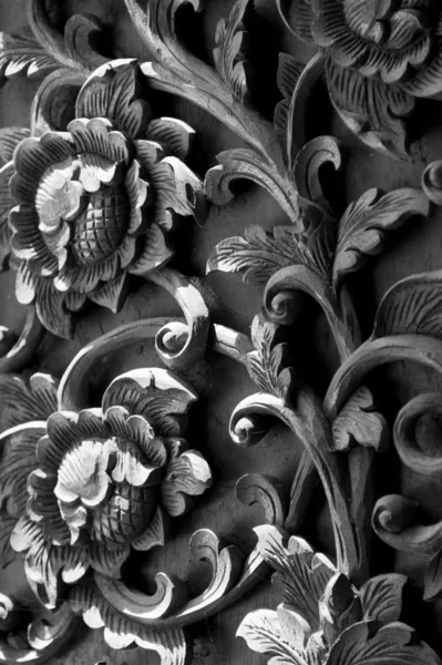 Černé a bílé dřevěné květinové řezbářství — Stock fotografie