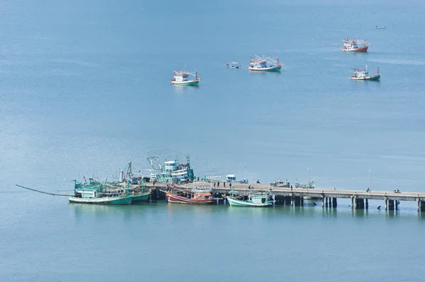Морской порт рыбацкой лодки и парома — стоковое фото