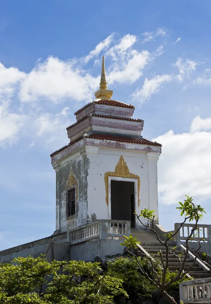 Старая пагода на горе, изолированная в облачный день — стоковое фото