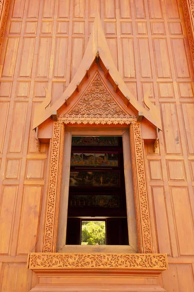 Janela do moderno templo de teca tailandesa — Fotografia de Stock