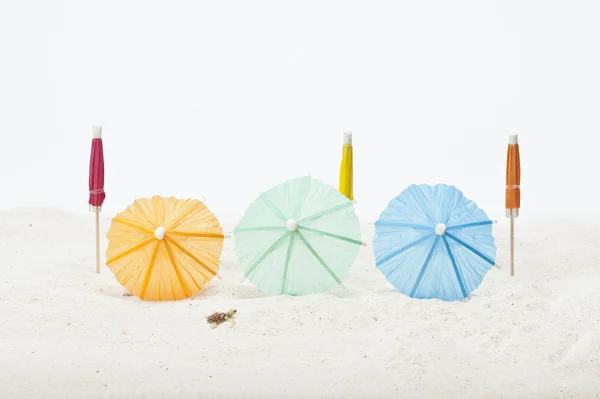 Arranging umbrella on beach — Stock Photo, Image